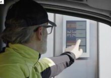 Person mit Basecap bedient Touchscreen mit Sprachauswahl
